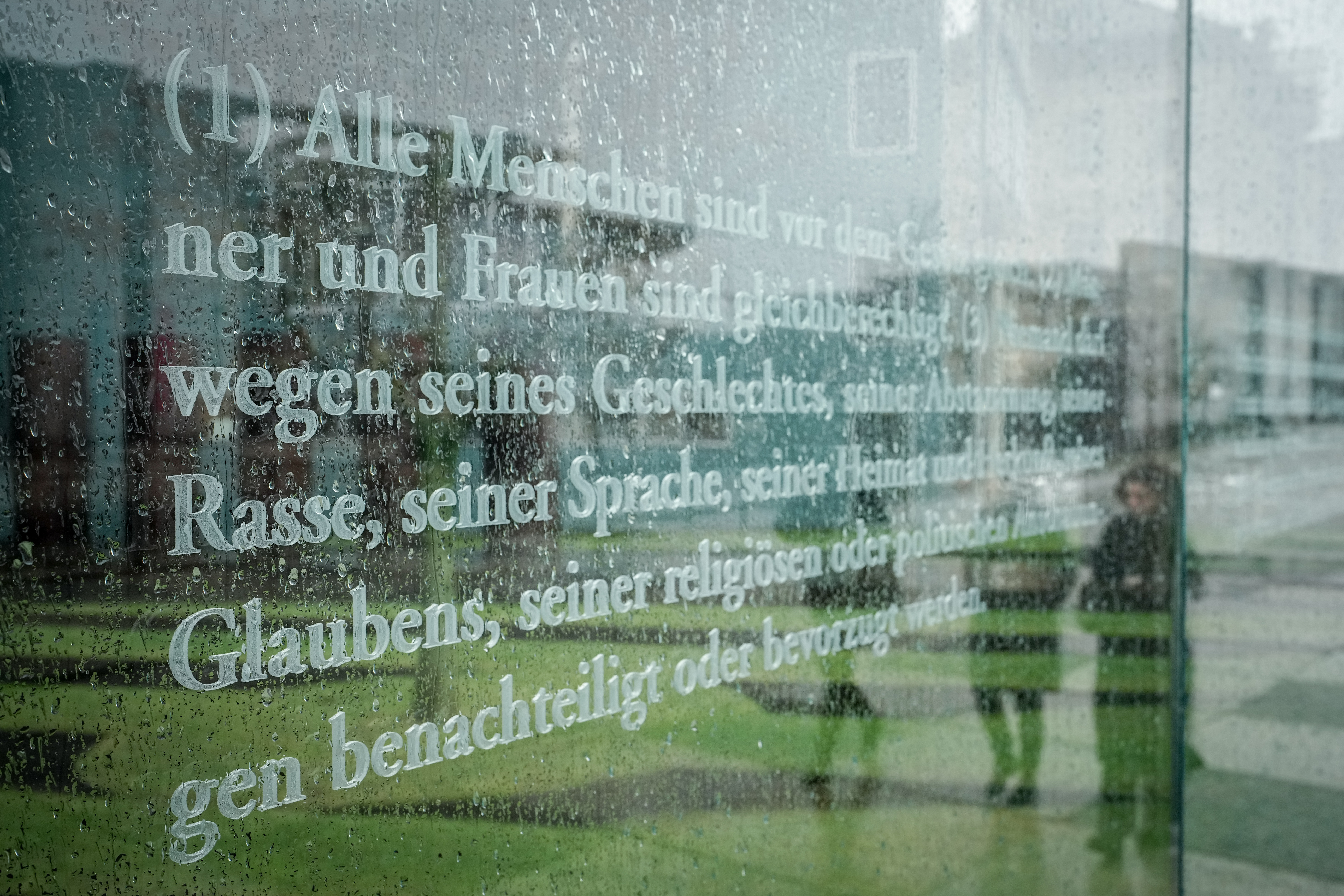 Artikel des Grundgesetzes sind in gläserne Stehlen im Regierungsviertel, nicht weit vom Reichstagsgebäude, graviert - hier der 3. Artikel. Foto: picture alliance/dpa | Kay Nietfeld