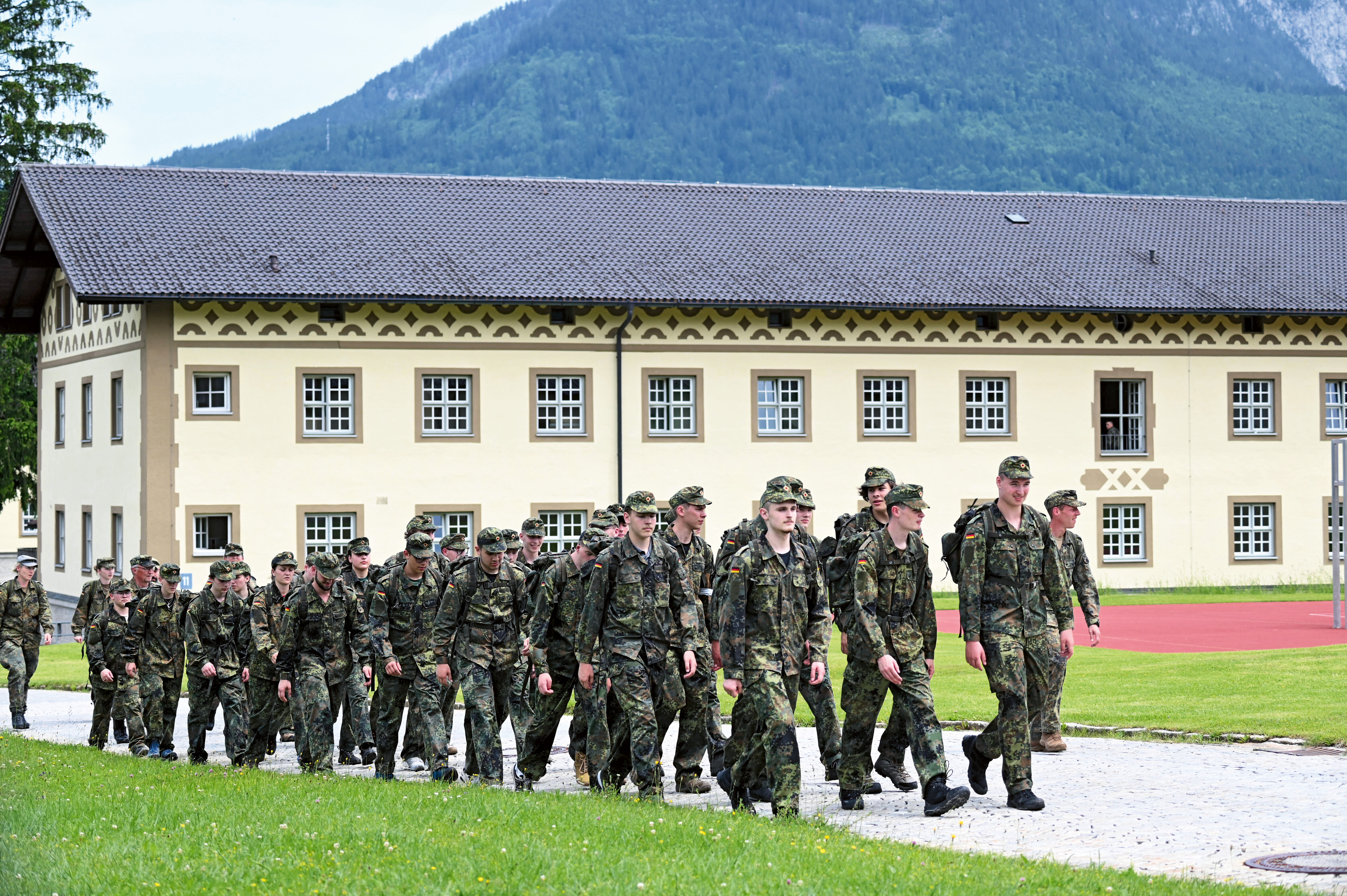 Soldatinnen und Soldaten drigend gesucht: Hier, in der Jägerkaserne in Berchtesgaden/Bischofswiesen, erkunden junge Frauen und Männer den Dienst in der Truppe. Foto: picture alliance/SZ Photo/Stephan Rumpf