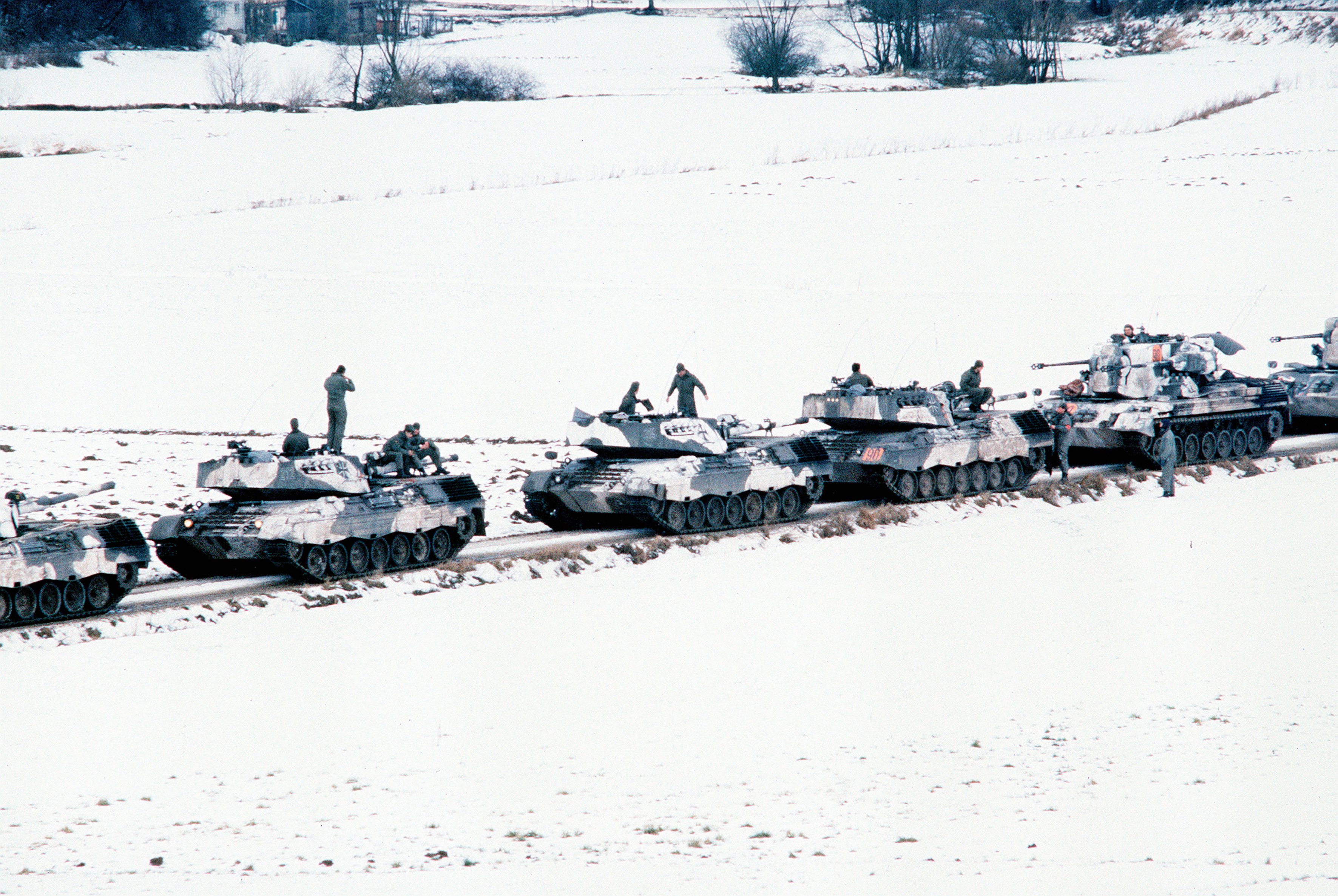 Westdeutsche Leopard-1-Kampfpanzer und Gepard-Zwillings-35-mm-Selbstfahr-Luftabwehrkanonen halten auf einer Straße während „Central Guardian“, einer Phase der Übung „Reforger 1985". Foto: SGT. David Nolan/US Military